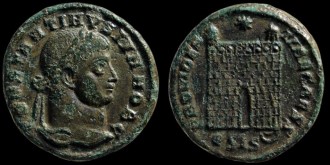RIC VII 194 Siscia - AE2 Centenionalis de Constantin II César à la porte de camp émis à Siscia