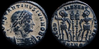 RIC VII 87 Antioche - AE3 Centenionalis réduit de Constantin II César aux deux soldats émis à Antioche