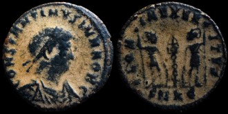 RIC VII 123-5 Cyzique - AE3 Centenionalis réduit de Constantin II César aux deux soldats émis à Cyzique