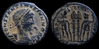 RIC VII 189 Nicomédie - AE3 Centenionalis réduit de Constantin II César aux deux soldats émis à Nicomédie