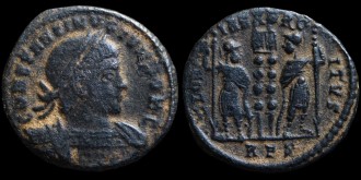 RIC VII 328 Rome - AE3 Centenionalis réduit de Constantin II César aux deux soldats émis à Rome