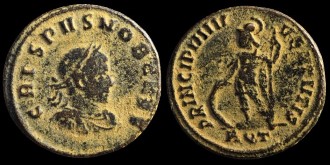 RIC VII 9 Aquilée - AE3 Centenionalis de Crispus avec l'empereur en habit militaire émis à Aquilée