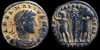 RIC VII 141 Constantinople - AE3/4 Centenionalis réduit de Delmatius avec les soldats et un étendard émis à Constantinople