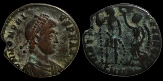 RIC X 63 Nicomédie - AE3 Centenionalis d'Honorius, frère d'Arcadius et empereur d'occident, avec la victoire couronnant émis à Nicomédie