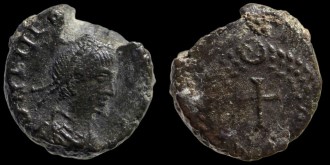 RIC X 453 Antioche - Demi centenionalis de Théodose II avec une croix