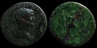 RIC 676, Sear 3219 - Dupondius de Trajan avec un soldat et deux trophées