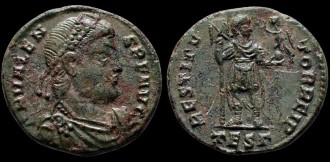 RIC IX 17b Thessalonique - AE3 Centenionalis de Valens avec l'empereur debout émis à Thessalonique
