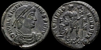 RIC IX 14a Siscia - AE3 Centenionalis de Valentinien avec l'empereur debout émis à Siscia