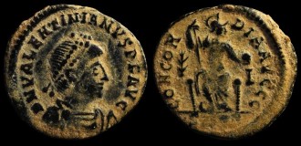 RIC IX 16 Héraclée - AE3 Centenionalis de Valentinien II avec Constantinopolis assise émis à Héraclée