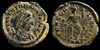 RIC IX 30 Nicomédie - AE3 Centenionalis de Valentinien II avec Roma assise émis à Nicomédie