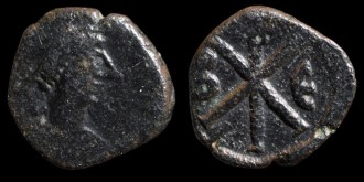 Sear 75 - Pentanummium de Justin émis à Constantinople avec un Chrisme