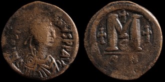 Sear 159 - Follis de Justinien émis à Constantinople avec trois croix