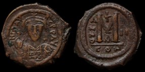 Sear 493, MIBEC 65C - Follis de Maurice Tibère émis à Constantinople A Anno II
