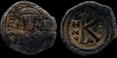 Sear 496 - Demi Follis de Maurice Tibère émis à Constantinople Δ Anno I